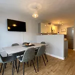 **Perfect For Liberty Stadium** Sleeps 8